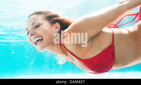 Woman swimming in pool Banque D'Images