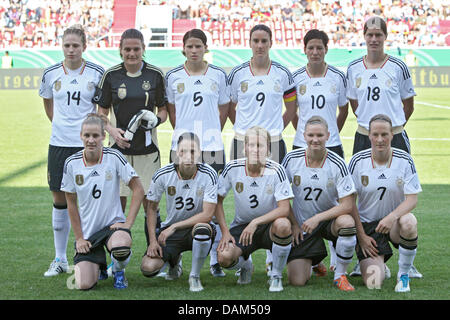 L'équipe nationale féminine de soccer, retour (L-R) Kim Kulig, Nadine Angerer, Annike Krahn, Birgit Prinz, Linda Bresonik, Kerstin Garefrekes, (AVANT L-R) Simone Laudehr, Verena Faisst, Saskia Gilles Johanet, Alexandra Popp et Melanie Behringer, pose pour une photo de groupe avant le match amical contre la Corée du Nord à Ingolstadt, Allemagne, le 21 mai 2011. L'Allemagne a gagné 2:0. Phot Banque D'Images