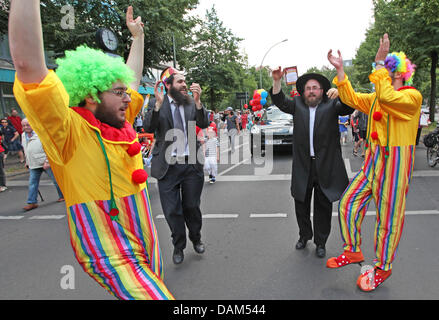 Sous la devise 'la fête et de vivre cacher' ('Koscher feiern und leben'), un défilé juif se déplace le long de la Kurfuerstendamm à Berlin, Allemagne, 22 mai 2011. L'Eglise orthodoxe Chabad Lubawitsch cummunity Berlin a accueilli le défilé pour la célébration de la fête juive de Lag BaOmer. L'année dernière, le défilé a eu lieu à Berlin pour la première fois après la Seconde Guerre mondiale. Photo : Herbert Knosowski Banque D'Images