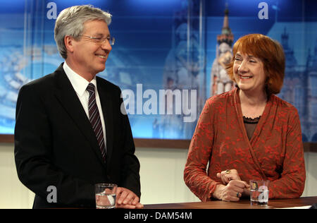 Bremens Spitzenkandidat Bürgermeister und der SPD, Jens Böhrnsen, und Bremens Finanzsenatorin Spitzenkandidatin und der Grünen, Karoline Linnert, stehen am Sonntag (22.05.2011) à Brême en der Bürgerschaft einem Fernsehstudio. 500 000 par Wähler haben in der Hansestadt über eine neue Bürgerschaft abgestimmt. Foto : Jörg Sarbach/dpa lni Banque D'Images