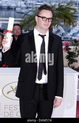 Réalisateur danois Nicolas Winding Refn pose avec le prix du meilleur réalisateur pour 'DRIVE' au cours de la conférence de presse Les lauréats des prix le jour de la clôture du 64e Festival du Film de Cannes, France, 22 mai 2011. Photo : Vincent Isore/MaxPPP Banque D'Images