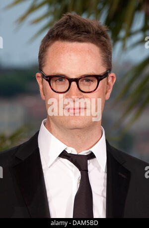 Réalisateur danois Nicolas Winding Refn pose avec le prix du meilleur réalisateur pour 'DRIVE' pendant les Lauréats Photocall le jour de la clôture du 64e Festival du Film de Cannes, France, 22 mai 2011. Photo : Hubert Boesl Banque D'Images