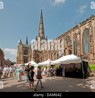 Stands dans le près pour le Festival Florette marché dans le cadre de la Lichfield Festival le samedi 6 juillet 2013 Banque D'Images