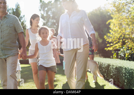 Family walking together in backyard Banque D'Images