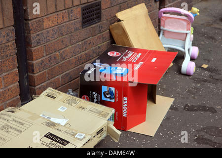 Déchets sur la chaussée à l'extérieur de maisons dans les rues de Glasgow Banque D'Images
