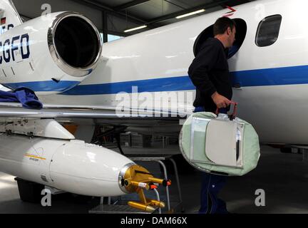 Les scientifiques de préparer un vol avec un avion Learjet à travers le nuage de cendres à l'aéroport de Hohn, Allemagne, 25 mai 2011. Des experts de la recherche et de Mayence Juelich centre université permettra de mesurer la pollution atmosphérique due à une éruption volcanique en Islande au cours d'un vol au dessus de Luebeck, Berlin et Rostock. Les cendres avaient en ce moment stoppé le transport aérien dans le Nord de l'Allemagne. Photo : Carsten Re Banque D'Images