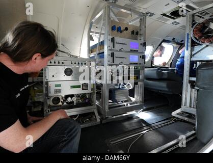 Les scientifiques de préparer un vol avec un avion Learjet à travers le nuage de cendres à l'aéroport de Hohn, Allemagne, 25 mai 2011. Des experts de la recherche et de Mayence Juelich centre université permettra de mesurer la pollution atmosphérique due à une éruption volcanique en Islande au cours d'un vol au dessus de Luebeck, Berlin et Rostock. Les cendres avaient en ce moment stoppé le transport aérien dans le Nord de l'Allemagne. Photo : Carsten Re Banque D'Images