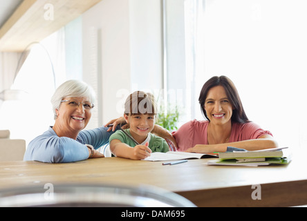 Trois générations de femmes à faire leurs devoirs Banque D'Images
