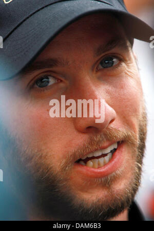 Pilote de Formule 1 Allemand Nick Heidfeld de Lotus Renault parle aux journalistes dans le paddock à la F1 race track de Monte Carlo, Monaco, 25 mai 2011. Le Grand Prix aura lieu le 29 mai. Photo : Jens Buettner Banque D'Images