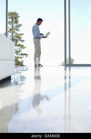 Businessman using laptop in office Banque D'Images