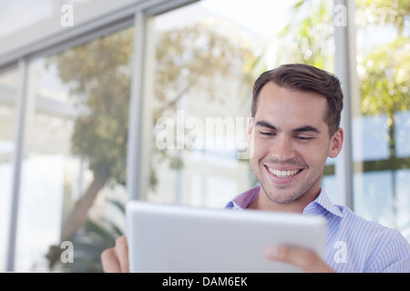 Businessman using tablet computer outdoors Banque D'Images