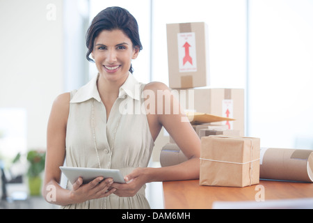 Businesswoman using tablet computer in office Banque D'Images