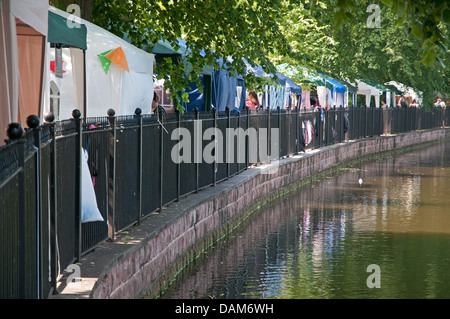 Cale à Minster Jardins piscine pour le Festival Florette dans le cadre du marché de Lichfield Festival le samedi 6 juillet 2013 Banque D'Images