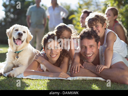 Family relaxing in backyard Banque D'Images