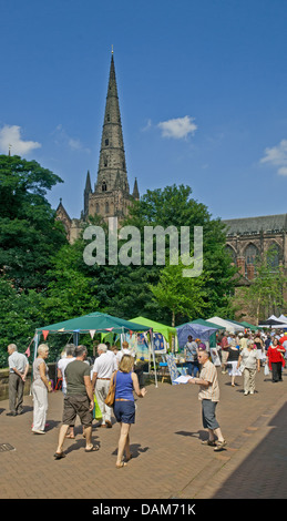 Cale pour le marché Festival Florette Dam Street avec la flèche de la cathédrale de Lichfield principal le samedi 6 juillet 2013 Banque D'Images