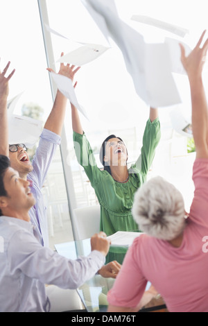 Les gens d'affaires cheering in office Banque D'Images