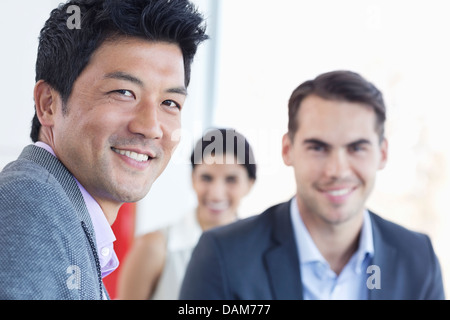 Businessmen smiling in office Banque D'Images