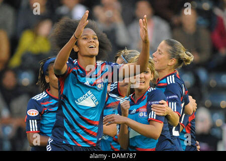 L'Olympique Lyonnais' Wendie Renard célèbre le 1:0 lors de leur finale de Ligue des Champions féminine match de football entre le FFC Turbine Potsdam et l'Olympique Lyonnais au stade de Craven Cottage de Fulham, à l'ouest de Londres, Grande-Bretagne, 26 mai 2011. Photo : Soeren Stache Banque D'Images