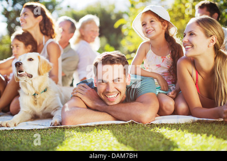 Family relaxing in backyard Banque D'Images