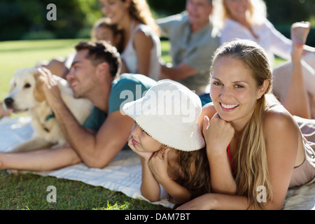 Family relaxing in backyard Banque D'Images