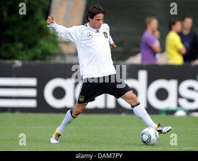 Le joueur de soccer national allemand Christian Traesch de VfB Stuttgart est photographié pendant une session de formation à Francfort-sur-Main, Allemagne, 27 mai 2011. L'équipe nationale de soccer pratiques et se prépare pour le prochain match contre l'Uruguay qui a lieu le 29 mai 2011 à Sinsheim. Photo : Arne Dedert Banque D'Images