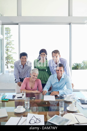 Business people smiling in meeting Banque D'Images