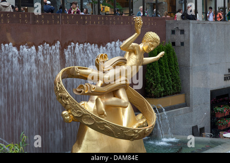 Le Prometheus Sculpture (1934) de Paul Manship du Rockefeller Plaza, New York City. Banque D'Images