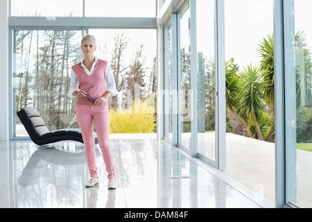 Businesswoman standing in office Banque D'Images