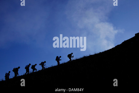 Les gens l'escalade, les randonneurs de l'activité trekking sur Stromboli, volcan actif d'Eolie, Iles Eoliennes, Sicile, Sicile, Italie Banque D'Images