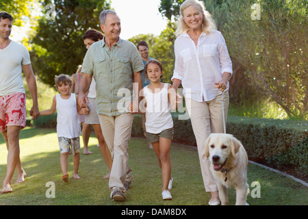 Family walking together in park Banque D'Images