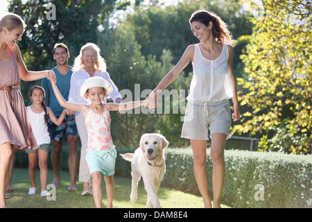 Family walking together in park Banque D'Images