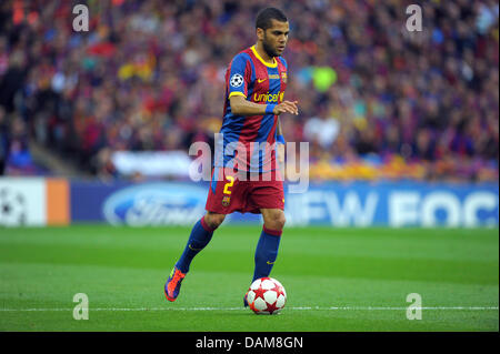 Barcelone, Dani Alves contrôle la balle pendant la finale de la Ligue des Champions entre le FC Barcelone et Manchester United au stade de Wembley, Londres, Grande-Bretagne, 28 mai 2011. Photo : Soeren Stache Banque D'Images