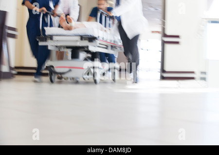 Le personnel de l'hôpital rushing patient à la salle d'opération Banque D'Images