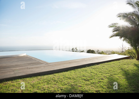 Piscine à débordement avec vue sur colline Banque D'Images