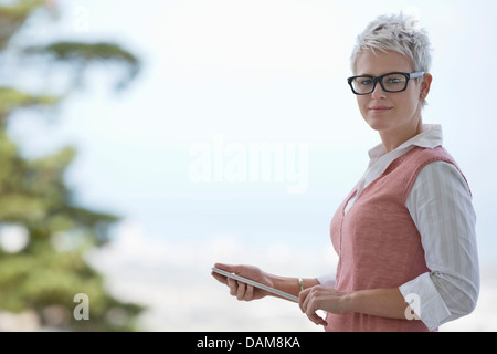 Businesswoman holding tablet computer Banque D'Images