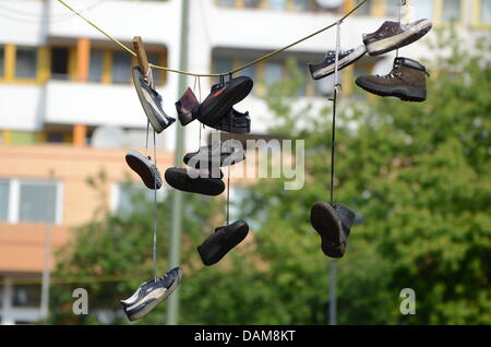 Chaussures accrocher sur un câble d'au Kottbusser Tor à Berlin, Allemagne, 21 mai 2011. Chaussures en jetant sur les câbles ou de stress est un phénomène mondial. Kohler américain Ed l'appelle 'shoefiti'. La raison de cette action est inconnue. Photo : Georg Ismar Banque D'Images