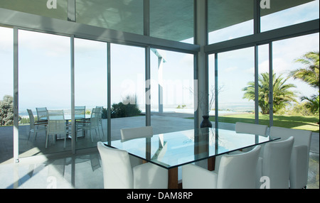 Table en verre et chaises in modern office Banque D'Images