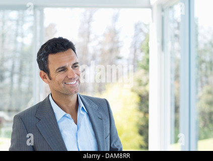 Businessman smiling in office Banque D'Images