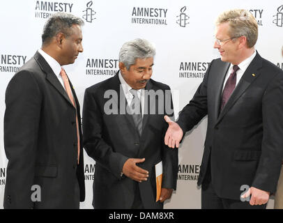 Secrétaire général d'Amnesty International Salil Shetty (L) la montre comme le Président allemand Christian Wulff (R) se félicite Abel Barrera Hernandez, fondateur de l'organisation des droits de l'homme mexicain Tlachinollan, à la Haus der Kulturen der Welt à Berlin, Allemagne, 27 mai 2011. Barrera a reçu le Prix des droits de l'homme Amnesty International pour son travail sur les droits de l'homme et de la justice pour t Banque D'Images