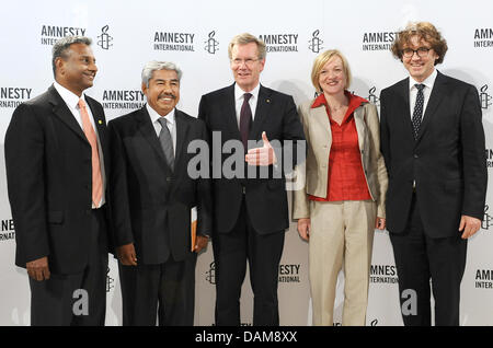 (L à R) Secrétaire général d'Amnesty Internation Salil Shetty, activiste des droits de l'homme et lauréat du prix Abel Barrera Hernández, le Président allemand Christian Wulff, le Secrétaire général de l'amnistie chapitre Allemand, Monika Lueke, et la Haus der Kulturen der Welt Bernd M. Scherer assister à la cérémonie de remise des prix pour l'amnistie Amnistie Internationale des Droits de l'Haus der Kulturen de Banque D'Images