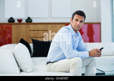 Businessman sitting on sofa Banque D'Images