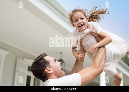 Père et fille jouer à l'extérieur chambre Banque D'Images