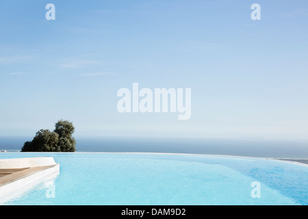 Piscine à débordement avec vue sur colline Banque D'Images