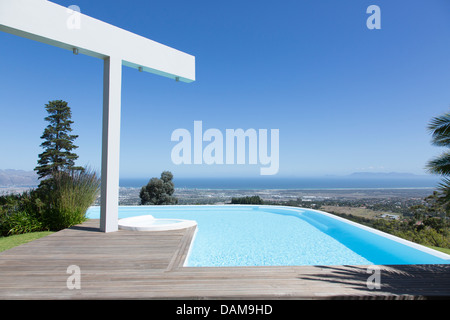 Piscine à débordement avec vue sur colline Banque D'Images