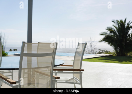 Table et chaises sur porche moderne Banque D'Images