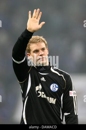 (Dossier) - Un fichier photo datée du 27 octobre 2010 montre le gardien Manuel Neuer de Schalke lors du match contre le Werder Brême à Gelsenkirchen, Allemagne. Le gagnant du trophée DFB's authoritites ont convenu d'un transfert à Munich pour la saison prochaine. Photo : Franz-Peter Tschauner Banque D'Images