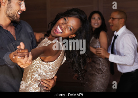 Des couples dancing at party Banque D'Images