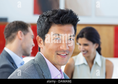 Businessman smiling in office Banque D'Images