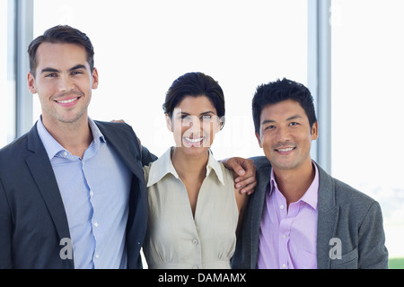 Business people smiling in office Banque D'Images