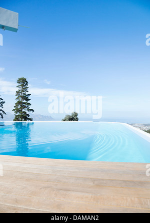 Piscine à débordement avec vue sur colline Banque D'Images